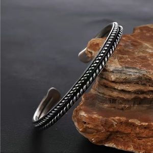 NWT Silver Vintage Leaves Pattern Alloy Bangle Bracelet